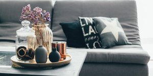 Διακόσμηση σαλονιού καναπές τραπεζάκι