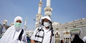 Πολίτες στη Σαουδική Αραβία με μάσκες