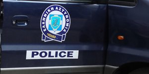 Το λογότυπο της Ελληνικής Αστυνομίας στην πόρτα οχήματος της ΕΛ.ΑΣ.