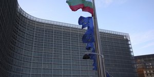 Σημαίες έξω από τα κτίρια της Ευρωπαϊκής Ένωσης