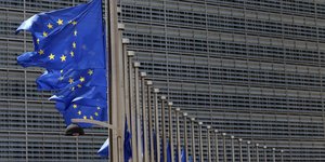 Σημαίες στο κτίριο της Κομισιόν