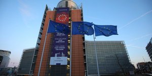 Σημαίες της Ευρωπαϊκής Ενωσης έξω από κτίριο