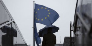 Σημαία της ΕΕ έξω από τα κτίρια της Ένωσης στις Βρυξέλλες / Φωτογραφία: AP Photos