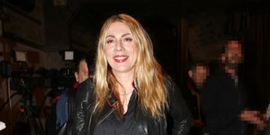 Η Σμαράγδα Καρύδη με μαύρο φόρεμα και χρυσά παπούτσια 