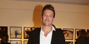 Ο Σπύρος Σούλης με λευκό πουκάμισο και λευκά sneakers