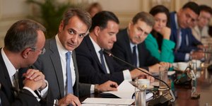 Μητσοτάκης και Σταϊκούρας συζητούν στο υπουργικό συμβούλιο