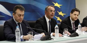 Σταϊκούρας και Βρούτσης σε συνέντευξη Τύπου για τον κορωνοϊό
