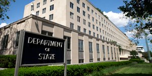 Πινακίδα στο κτίριο του Στέιτ Ντιπάρτμεντ