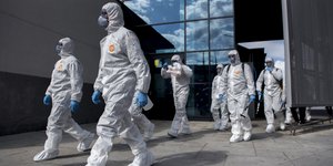 Άνδρες με στολές και μάσκες προστασίας από τον κορωνοϊό στην Ισπανία