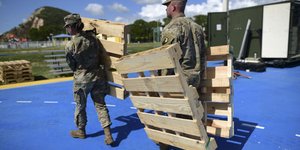 Στρατιώτες των ΗΠΑ κουβαλούν ξύλινες παλέτες
