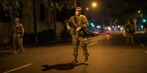 Στρατός στον δρόμο με μάσκα για τον κορωνοϊό