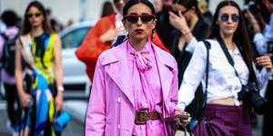 γυναίκα με πουκάμισο και φούστα περπατά στο δρόμο