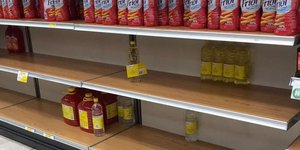 Άδεια ράφια στα σούπερ μάρκετ μετά την έξαρση κρουσμάτων κορωνοϊού