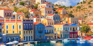 Πολύχρωμα σπίτια στη Σύμη