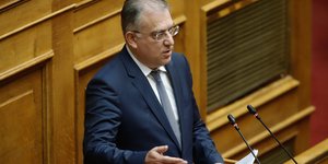 Ο υπουργός εσωτερικών Τάκης Θεοδωρικάκος στο βήμα της Βουλής