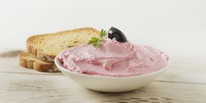 μπολ με ταραμοσαλάτα και ψωμί