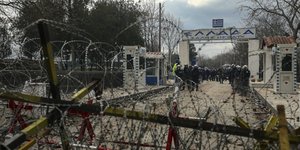 Αστυνομικοί στο τελωνείο στις Καστανιές