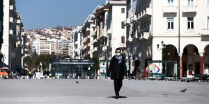 Ανδρας με μάσκα περπατά στη Θεσσαλονίκη