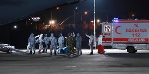 Τουρκικό ασθενοφόρο και γιατροί με ειδικές στολές σε αεροδρόμιο