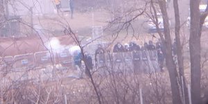 Τούρκοι αστυνομικοί ρίχνουν χημικά στον Εβρο