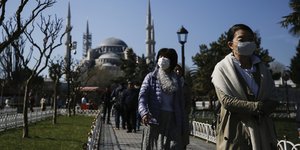Πολίτες με μάσκα στην Κωνσταντινούπολη
