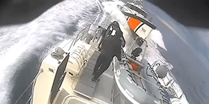 Η στιγμή που η ακταιωρός της τουρκικής ακτοφυλακής προσεγγίζει επικίνδυνα το ελληνικό σκάφος