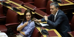 Αχτσιόγλου και Τσακαλώτος στη Βουλή