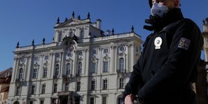 Αστυνομικός στην Τσεχία με μάσκα