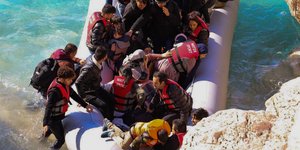 Βάρκα με πρόσφυγες και μετανάστες