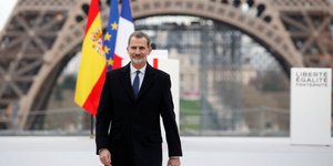 Ο Βασιλιάς Φελίπε της Ισπανίας περπατά με φόντο τον πύργο του Αϊφελ