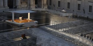 Άδεια η πλατεία μπροστά στην εκκλησία του Αγίου Πέτρου στη Ρώμη