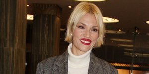 Η Βίκυ Καγιά με γκρι παλτό και μπεζ ζιβάγκο