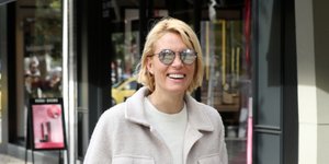 Η Βίκυ Καγιά με τζιν και γκρι πανωφόρι