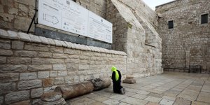 Γυναίκα προσκυνά στην Βηθλεέμ