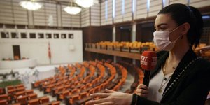 Δημοσιογράφος με μάσκα και μικρόφωνο στην τουρκική Βουλή