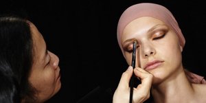 To watercolor blocked makeup