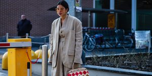 γυναίκα με κοστούμι και γιλέκο στην εβδομάδα μόδας