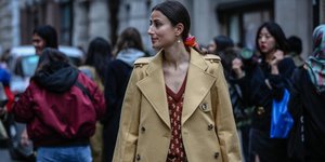 γυναίκα με παλτό και πουλόβερ στην εβδομάδα μόδας