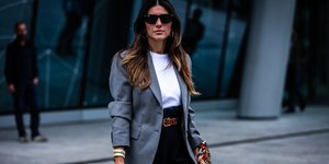 γυναίκα με σακάκι και γυαλιά στην εβδομάδα μόδας