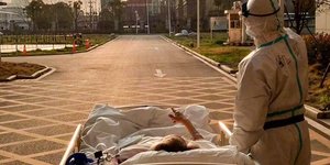 γιατρός και ασθενείς βλέπουν ηλιοβασίλεμα