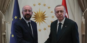 Ερντογάν και Μισέλ δίνουν χειραψία