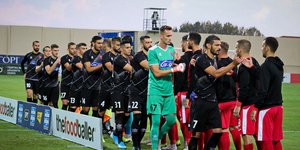 Χειραψία παικτών της Ξάνθης και του Πανιωνίου