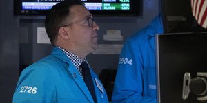 Χρηματιστής στη Νέα Υόρκη με μπλε σακάκι
