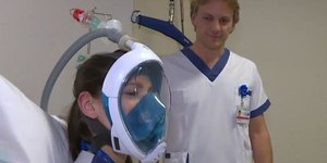  Nοσοκομείο στις Βρυξέλλες έχει αναπτύξει μια συσκευή που μετατρέπει μια μάσκα κατάδυσης σε αναπνευστήρα για τους ασθενείς που πάσχουν από κορωνοϊό 