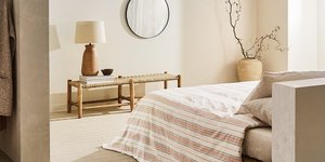 υπνοδωμάτιο με κρεβάτι και καθρέφτη