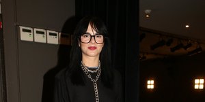 Η Ζενεβιέβ Μαζαρί με μαύρο παντελόνι και μαύρη μπλούζα