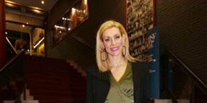 Η Ζέτα Δούκα με πράσινη φόρμα σε σκάλες