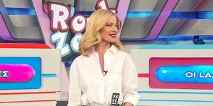 Η Ζέτα Μακρυπούλια με denim φούστα γκρι και λευκό πουκάμισο