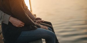 Ζευγάρι κάθεται στην παραλία