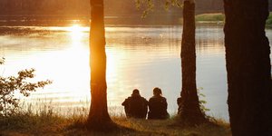 Ζευγάρι κάθεται μπροστά από λίμνη